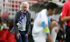 درگیری لفظی شفر با چند هوادار/دانشگر روی نیمکت گریه کرد