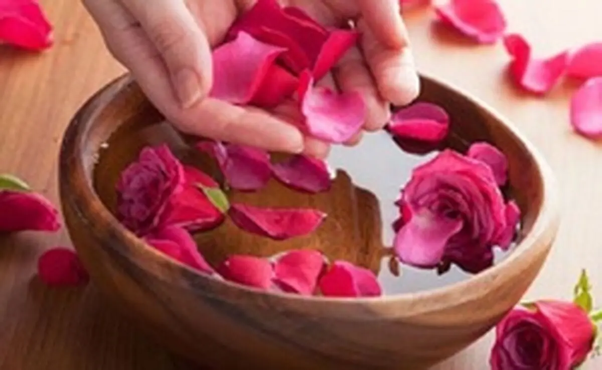 خاصیتهای شگفت انگیز گلاب برای پوست