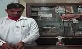 این مرد برق را می گیرد، اما برق او را نه!