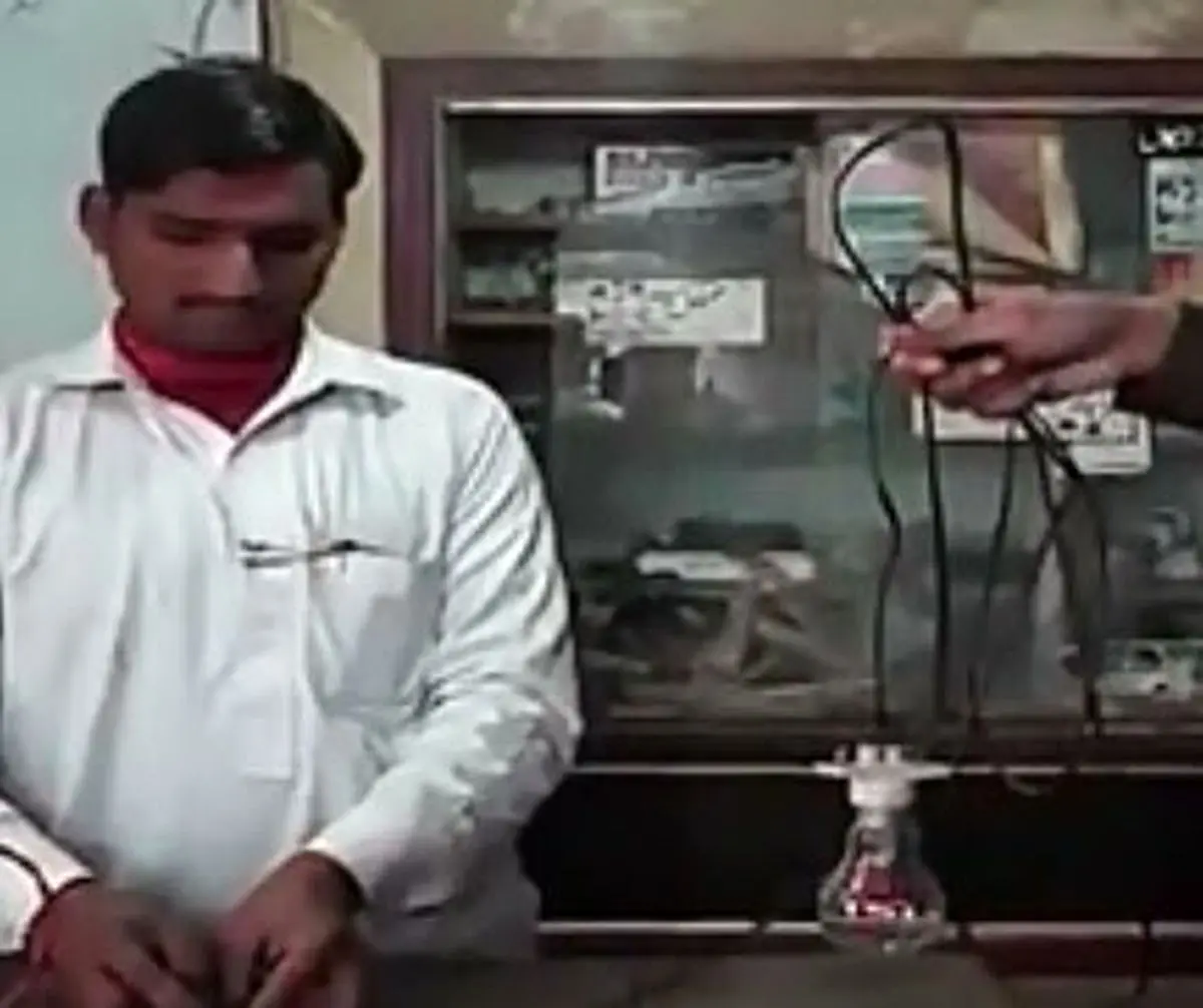 این مرد برق را می گیرد، اما برق او را نه!