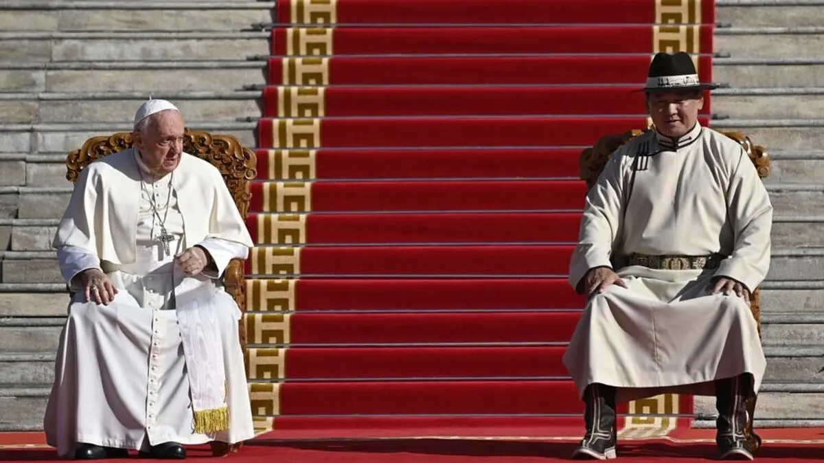 پاپ در برابر تندیس چنگیزخان مغول/ عکس

