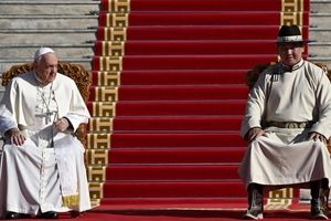 پاپ در برابر تندیس چنگیزخان مغول/ عکس

