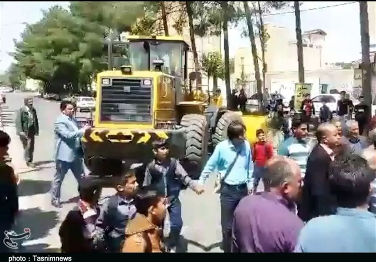 ماجرای بستن خیابان با لودر توسط شهرداری کوهدشت چه بود؟