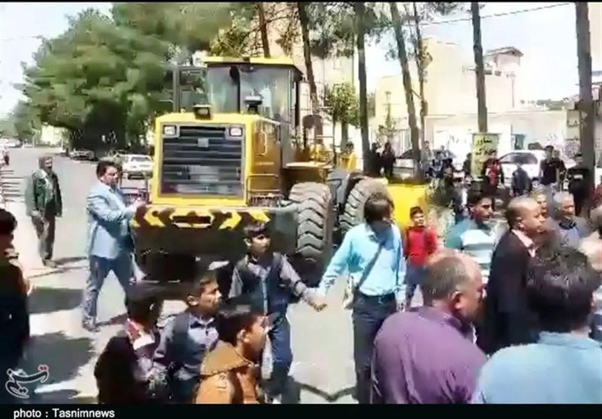 ماجرای بستن خیابان با لودر توسط شهرداری کوهدشت چه بود؟