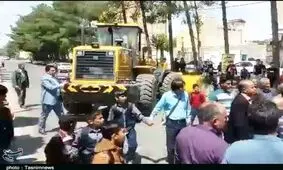 ماجرای بستن خیابان با لودر توسط شهرداری کوهدشت چه بود؟