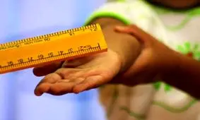 معلم عصبانی دانش‌آموز بازیگوش را به باد کتک گرفت