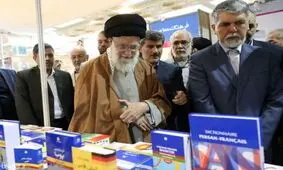 کتاب داستان آمریکایی و اشعار شاملو در دستان رهبر انقلاب+عکس