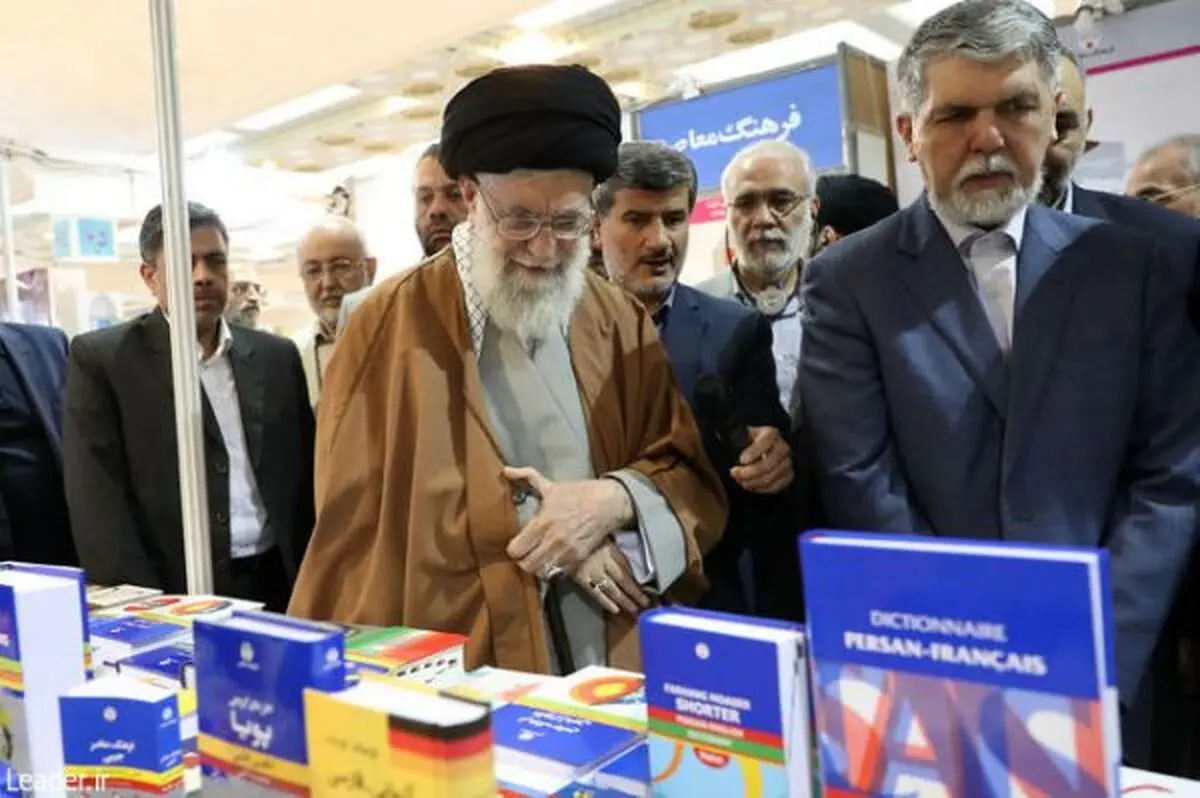 کتاب داستان آمریکایی و اشعار شاملو در دستان رهبر انقلاب+عکس