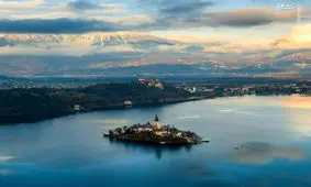 عکسی از دریاچه‌ای رمانتیک و زیبا در اسلوونی