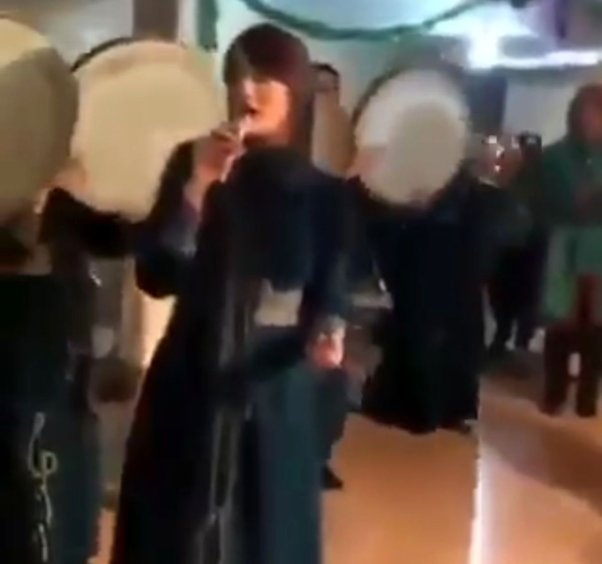دف زنی و تک‌خوانی یک خانم برای امام حسین(ع)!+ویدئو