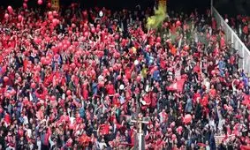 حال هوادار تراکتورسازی بهم خورد/ پرتاب سنگ هنگام کرنر پرسپولیس