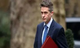 وزیر دفاع انگلیس برکنار شد