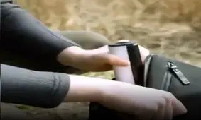 صفحه نمایشگری که لوله می شود را ببینید