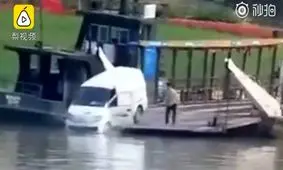 نکشیدن ترمز دستی خودرو کار دست راننده داد! +فیلم