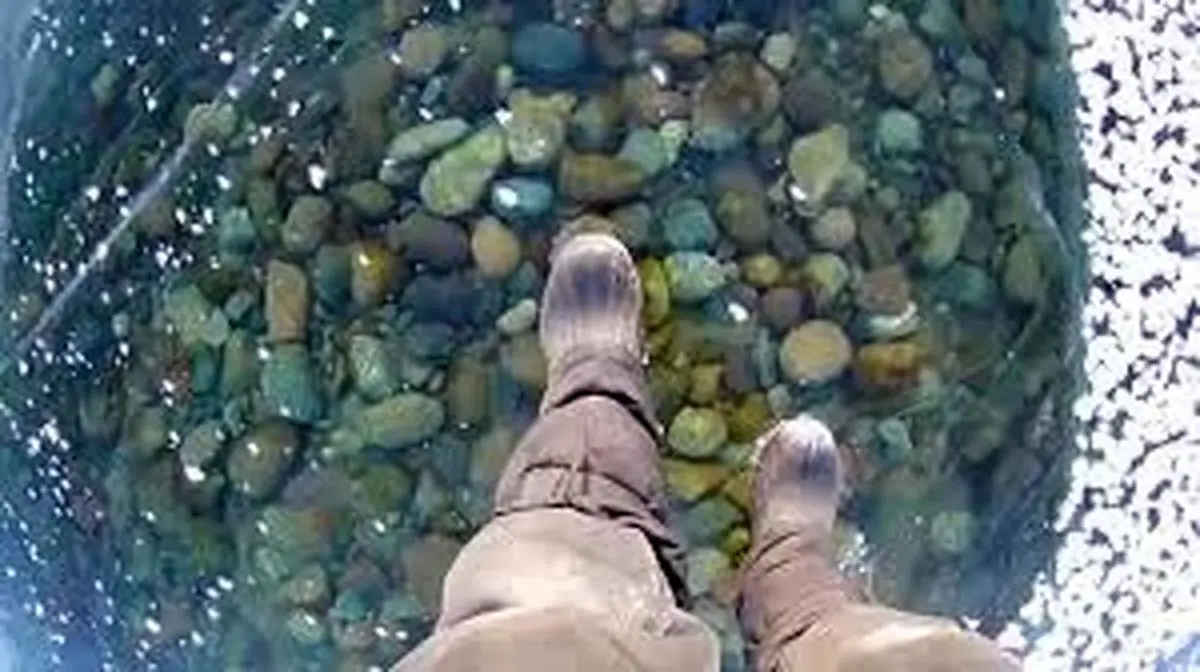 راه رفتن روی یخ شفاف و زیبا دریاچه یخ زده در کوه های اسلواکی