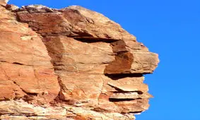 آدم‌های صخره‌ای در نقاط مختلف دنیا