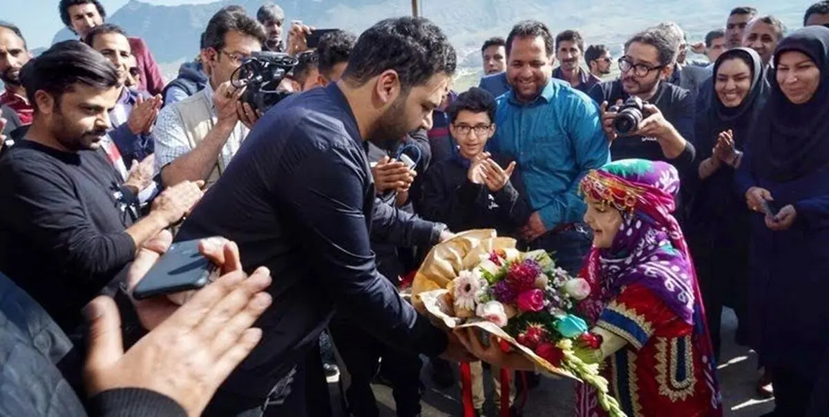 حضور احسان علیخانی همراه گروه عصر جدید در مناطق سیل‌زده لرستان