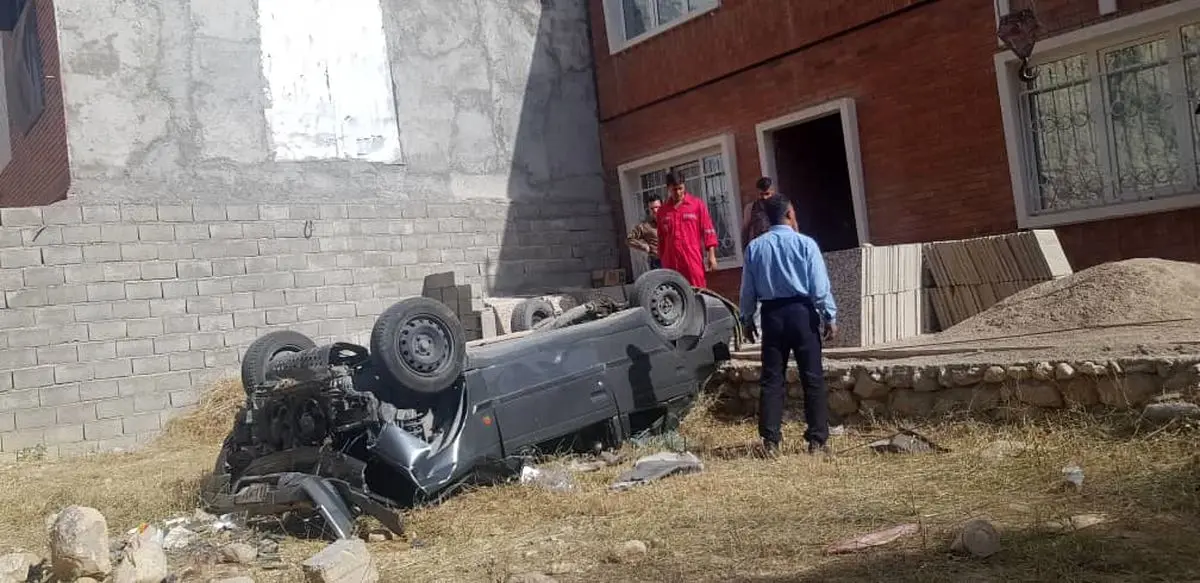 سقوط خودرو به داخل منزل مسکونی در گچساران+تصاویر