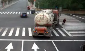 فیلم وحشتناک عبور کامیون از روی یک زن