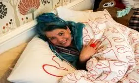 ازدواج عجیب یک زن با لحاف روتختی اش !