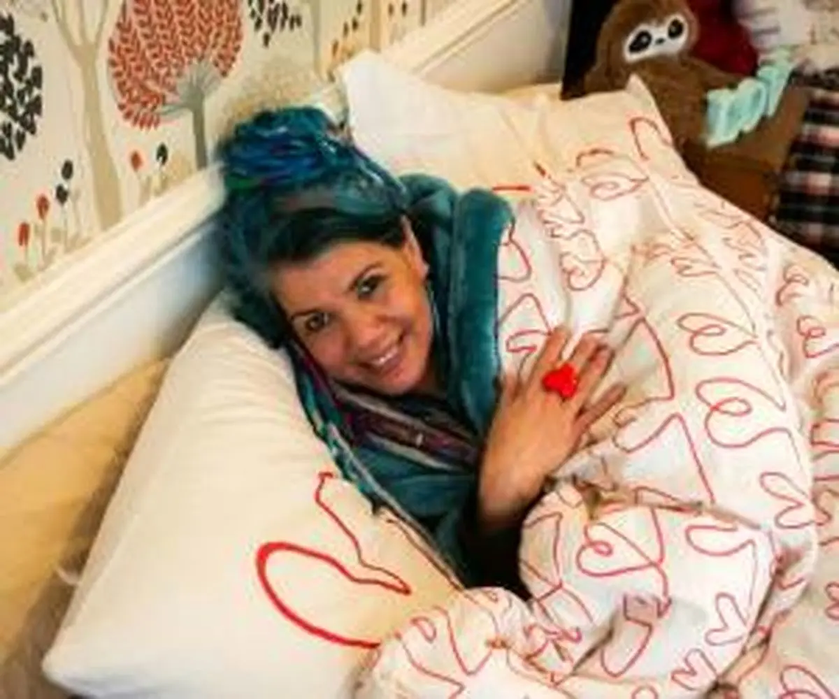 ازدواج عجیب یک زن با لحاف روتختی اش !