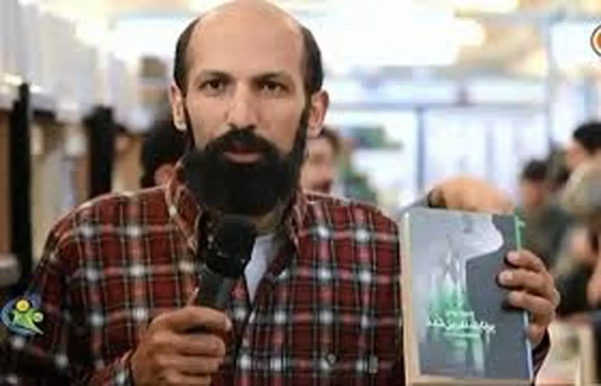 فیلم | تقدیم کتاب به عادل فردوسی‌پور روی آنتن زنده