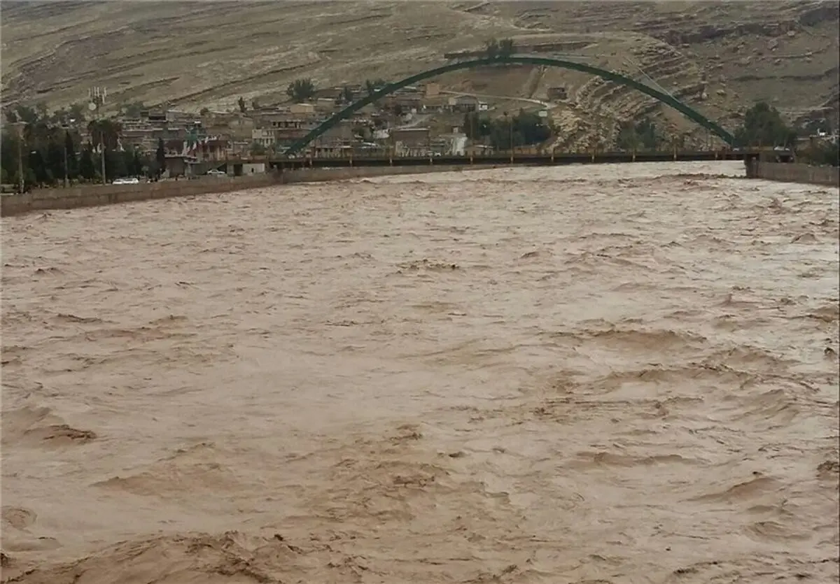 سیل راه ارتباطی ۲۳ روستای خرم‌آباد را بست/ طغیان آب خرم‌رود و کانال‌های خرم آباد