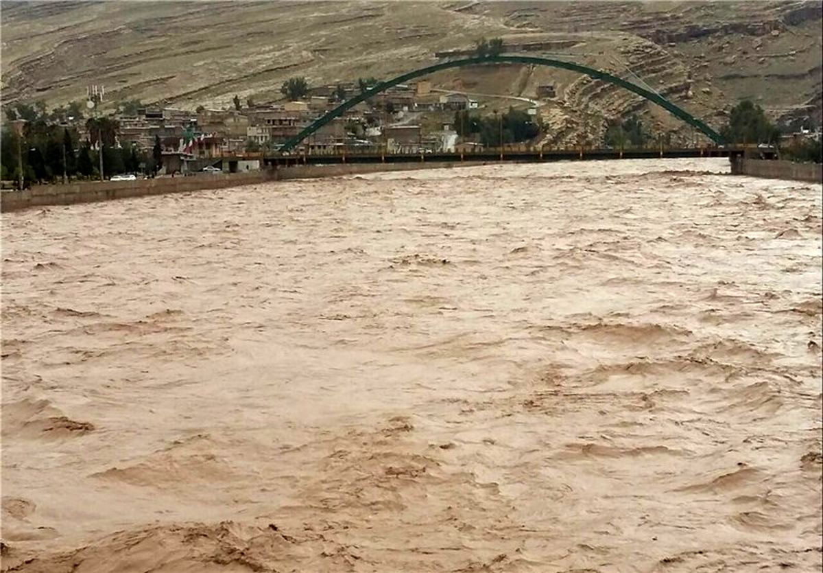 سیل راه ارتباطی ۲۳ روستای خرمآباد را بست/ طغیان آب خرمرود و کانالهای خرم آباد