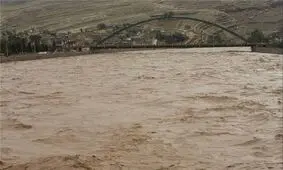 سیل راه ارتباطی ۲۳ روستای خرم‌آباد را بست/ طغیان آب خرم‌رود و کانال‌های خرم آباد