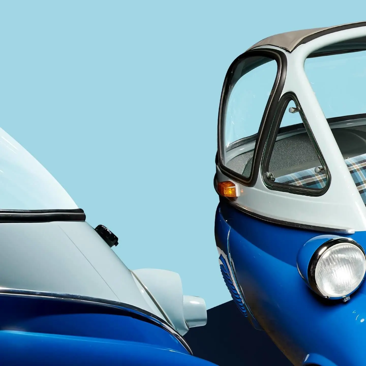 تصویر یک خودروی مینیاتوری کلاسیک به نام BMW Isetta (ب‌ام‌و ایزتا) که به دلیل طراحی گرد و کوچک خود به "خودروی حبابی" (Bubble Car) مشهور است، و در دهه ۱۹۵۰ نقش کلیدی در نجات مالی شرکت ب‌ام‌و از ورشکستگی ایفا کرد.