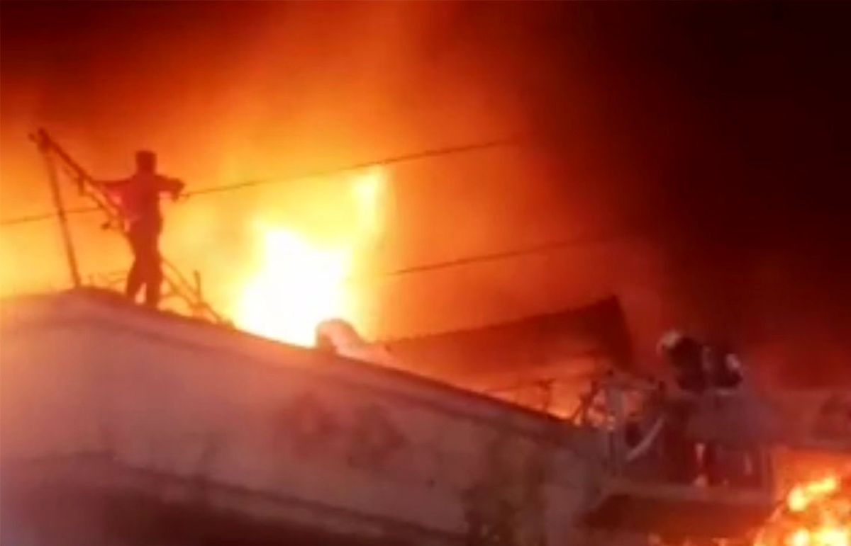 ویدئوی لحظه نجات مرد تهرانی از شعله های آتش