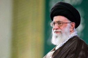 تصویری از لحظه ورود رهبر انقلاب به حسینیه امام خمینی (ره)