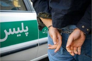 حمله جوان قداره‌کش به ماشین پلیس در شهرک گلستان/ ویدئو