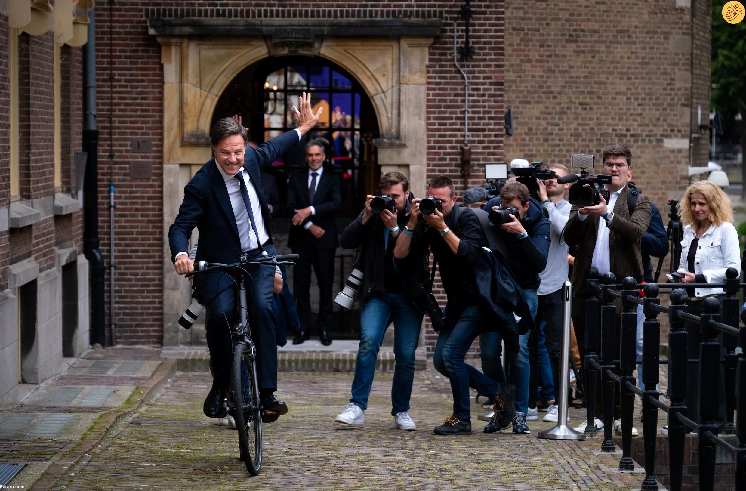 (ویدئو) نخست‌وزیر هلند قدرت را به جانشینش سپرد و با دوچرخه به خانه بازگشت