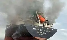کشتی تایلندی پهلو گرفته در قشم، بدون خدمه است/ این کشتی در تنگه هرمز مورد اصابت قرار گرفته و امواج آن را به ساحل روستای رمچاه رسانده است

