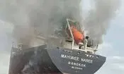 کشتی تایلندی پهلو گرفته در قشم، بدون خدمه است/ این کشتی در تنگه هرمز مورد اصابت قرار گرفته و امواج آن را به ساحل روستای رمچاه رسانده است

