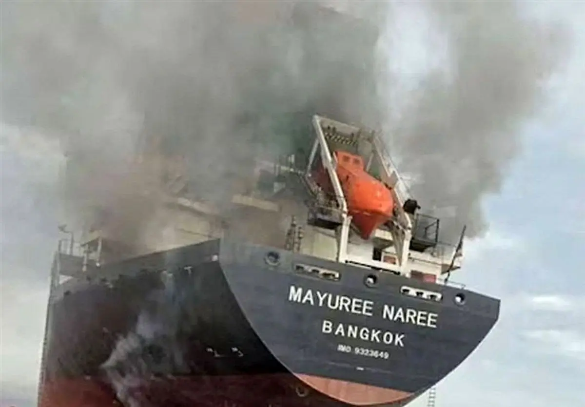 کشتی تایلندی پهلو گرفته در قشم، بدون خدمه است/ این کشتی در تنگه هرمز مورد اصابت قرار گرفته و امواج آن را به ساحل روستای رمچاه رسانده است

