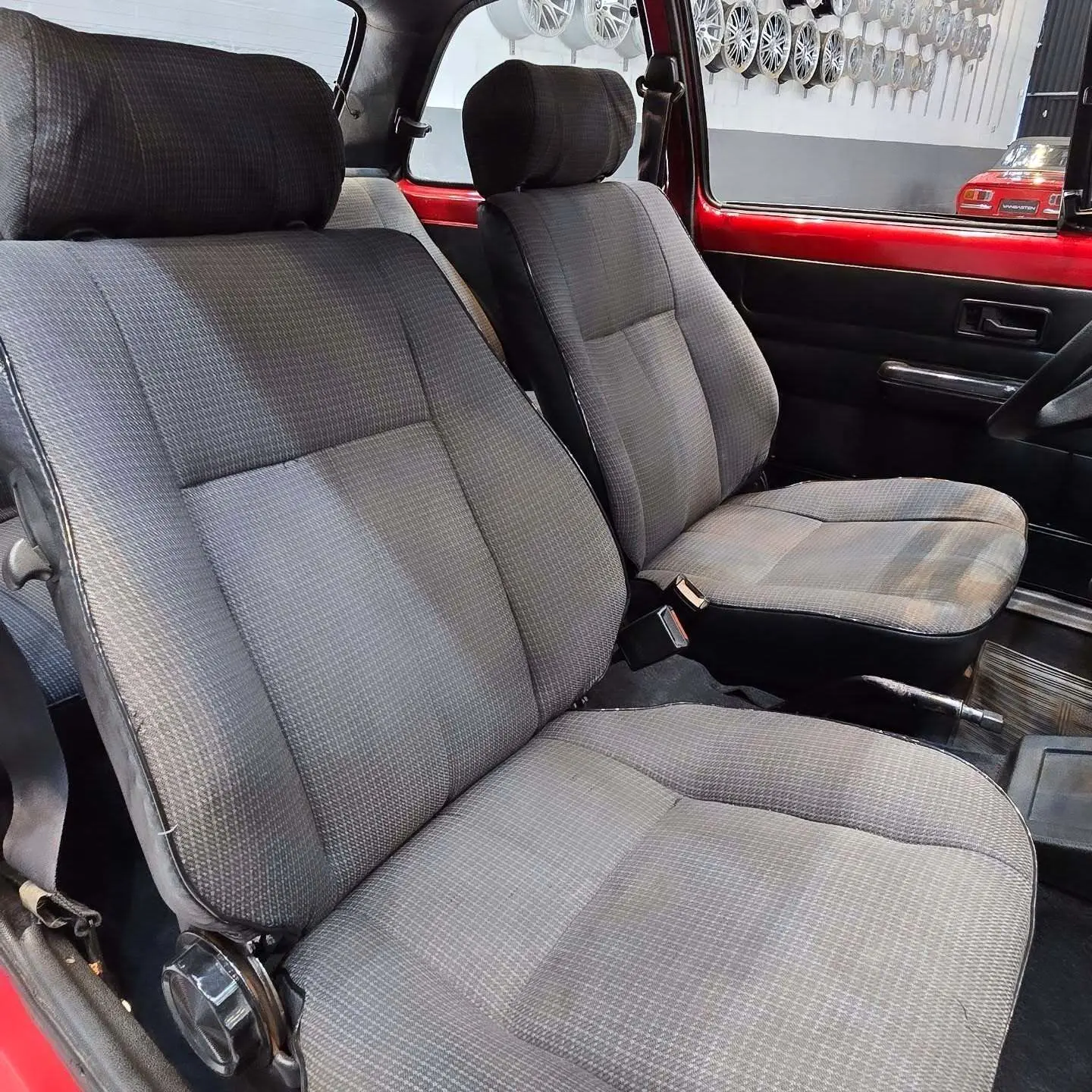 نمای خارجی خودروی شورولت شوت (GM Chevette SL) مدل ۱۹۸۹ به رنگ نوک‌مدادی با رینگ‌های اسپرت ۱۷ اینچی و چراغ‌های اورجینال در وضعیت بسیار سالم.