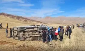 واژگونی مینی بوس دانش آموزان در دلفان/ ۱۶ نفر مصدوم شدند