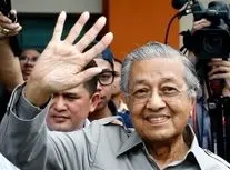 مهاتیر محمد، معمار مالزی نوین، در 100 سالگی به همراه همسرش در حال رانندگی/ ویدئو