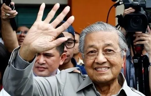 مهاتیر محمد، معمار مالزی نوین، در 100 سالگی به همراه همسرش در حال رانندگی/ ویدئو