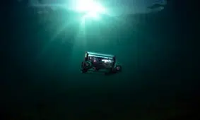 شارژ باتری ربات های زیر دریایی با فضله ماهی ها