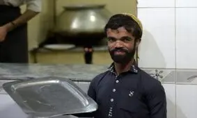 پیشخدمت کوتاه قد پاکستانی چگونه شهرت جهانی پیدا کرد؟!+تصاویر
