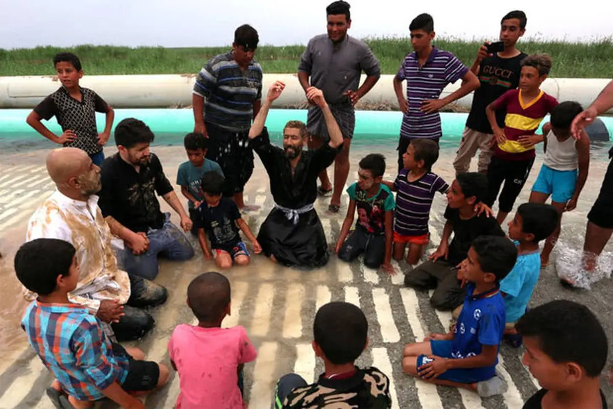 «بدن دیوانه» میان مردم سیل‌زده خوزستان رفت/ اجرا در روستاها