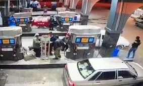 لحظه سرقت از پراید حین سوخت‌گیری راننده + فیلم