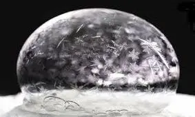 لحظه یخ‌ زدن حباب در دمای منفی ۳۰ درجه سانتی‎‌گراد