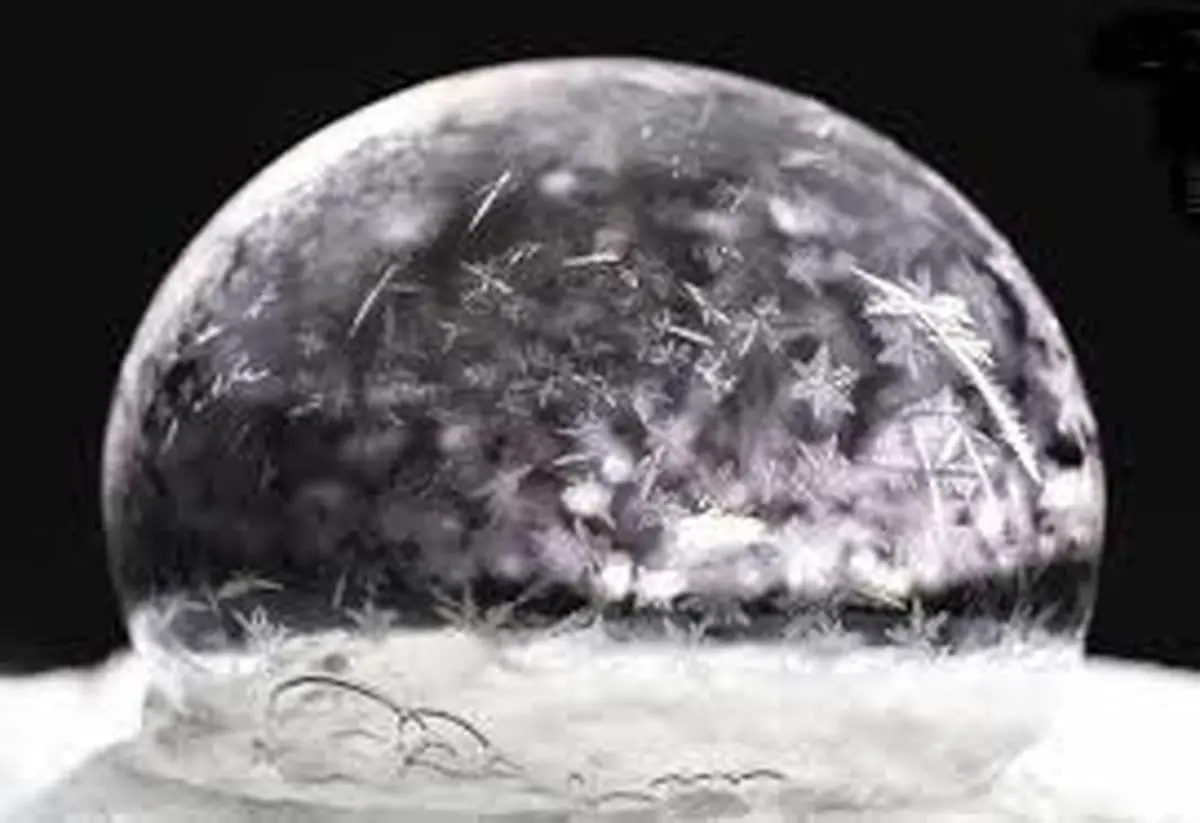 لحظه یخ‌ زدن حباب در دمای منفی ۳۰ درجه سانتی‎‌گراد
