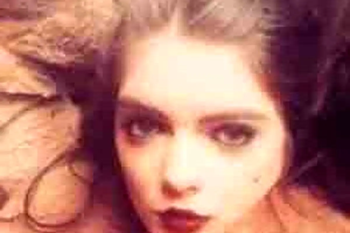 اخراج این دختر از کار به خاطر زیباییش (عکس)