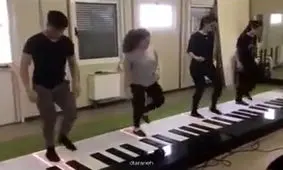 پیانو نواختن با ۴ جفت پا! + فیلم