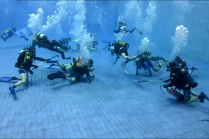 مسابقه عجیب هاکی زیر آب در روسیه + فیلم